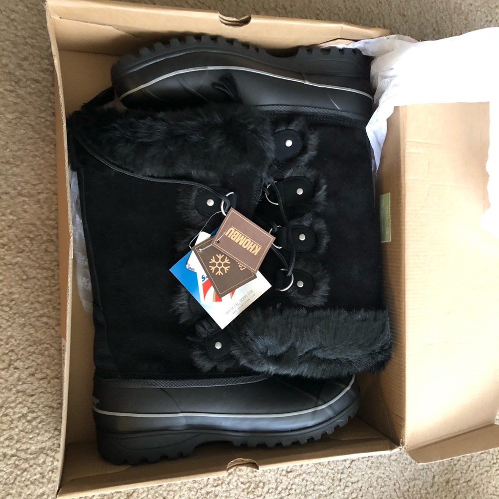 NWT KHOMBU Boots!!